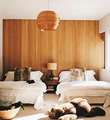卧室铺木地板，客厅贴瓷砖？他们都把木地板贴墙上！